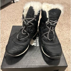 Youth Whitney Short Lace Black and Sea Salt Books - EUC